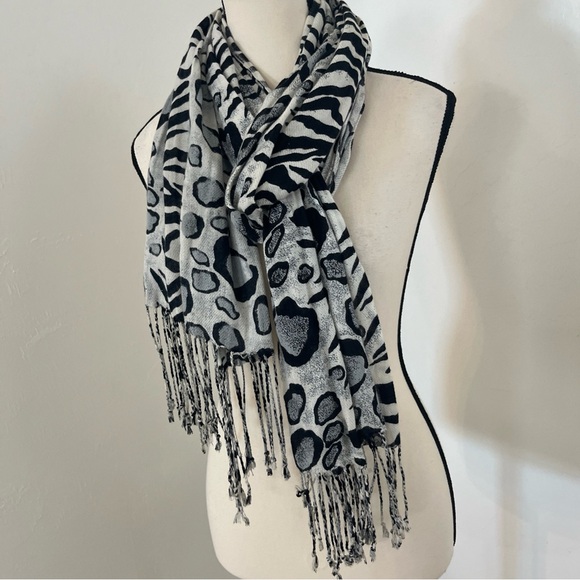 Womens Lightweight Long Scarf Wrap Black White Animal Print 70”x 22” - Picture 4 of 5